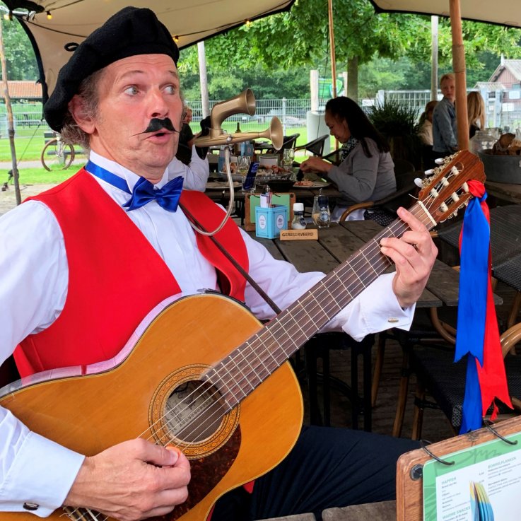 Pret Troubadour boekt u bij www.zorg-artiesten.nl
