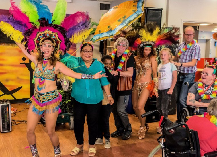 Senioren entertainment boekt u bij www.zorg-artiesten.nl