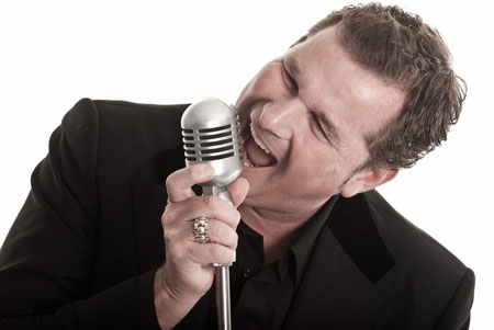 Johnny Valentino a.k.a. Wally Preyll allround entertainer te boeken bij www.kwekel-evenementen.nl